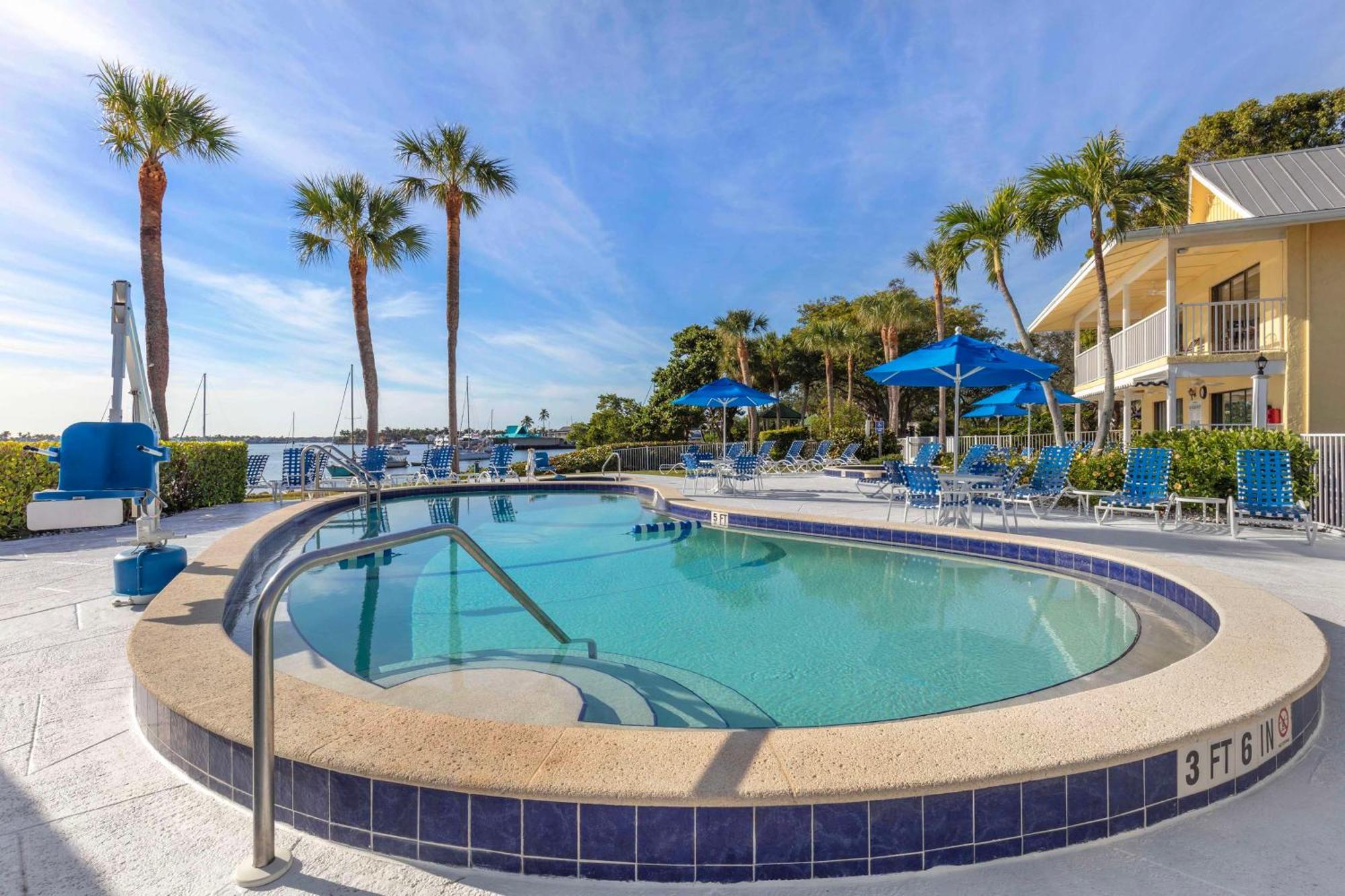 Hilton Vacation Club Charter Club Naples Bay Hotel Exterior foto